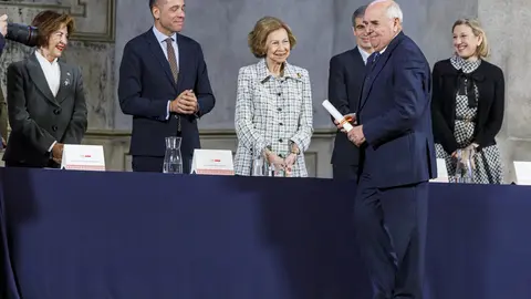 Andrés Rodríguez, socio fundador del estudio leonés Rodríguez Valbuena Arquitectos, recibe de manos de la Reina Sofía uno de los 'Premios Europa Nostra' y 'Premios Hispana Nostra' en la categoría de conservación de adaptación de nuevos usos.