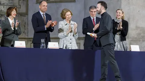 Andrés Rodríguez, socio fundador del estudio leonés Rodríguez Valbuena Arquitectos, recibe de manos de la Reina Sofía uno de los 'Premios Europa Nostra' y 'Premios Hispana Nostra' en la categoría de conservación de adaptación de nuevos usos.