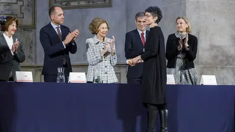 Andrés Rodríguez, socio fundador del estudio leonés Rodríguez Valbuena Arquitectos, recibe de manos de la Reina Sofía uno de los 'Premios Europa Nostra' y 'Premios Hispana Nostra' en la categoría de conservación de adaptación de nuevos usos.