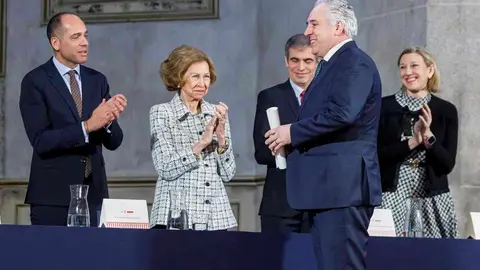 Andrés Rodríguez, socio fundador del estudio leonés Rodríguez Valbuena Arquitectos, recibe de manos de la Reina Sofía uno de los 'Premios Europa Nostra' y 'Premios Hispana Nostra' en la categoría de conservación de adaptación de nuevos usos.