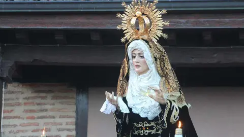 Un Vía Matris recorre la localidad de Trobajo del Camino dentro de los actos del XXV aniversario de la Cofradía de las Tres Caídas de Jesús Nazareno de San Andrés. Fotos: Isaac Llamazares