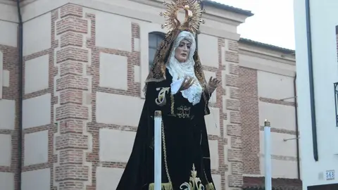 Un Vía Matris recorre la localidad de Trobajo del Camino dentro de los actos del XXV aniversario de la Cofradía de las Tres Caídas de Jesús Nazareno de San Andrés. Fotos: Isaac Llamazares