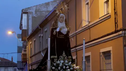 Un Vía Matris recorre la localidad de Trobajo del Camino dentro de los actos del XXV aniversario de la Cofradía de las Tres Caídas de Jesús Nazareno de San Andrés. Fotos: Isaac Llamazares