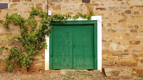 Declarado en 1980 conjunto histórico-artístico de alto valor monumental la localidad suma a su enorme valor histórico el atractivo gastronómico del cocido maragato.