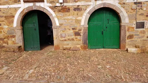 Declarado en 1980 conjunto histórico-artístico de alto valor monumental la localidad suma a su enorme valor histórico el atractivo gastronómico del cocido maragato.