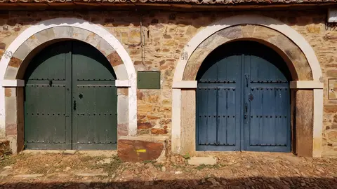 Declarado en 1980 conjunto histórico-artístico de alto valor monumental la localidad suma a su enorme valor histórico el atractivo gastronómico del cocido maragato.