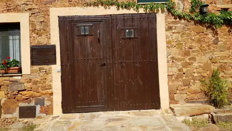Declarado en 1980 conjunto histórico-artístico de alto valor monumental la localidad suma a su enorme valor histórico el atractivo gastronómico del cocido maragato.
