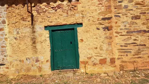 Declarado en 1980 conjunto histórico-artístico de alto valor monumental la localidad suma a su enorme valor histórico el atractivo gastronómico del cocido maragato.