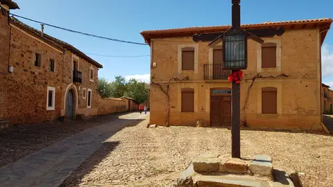 Declarado en 1980 conjunto histórico-artístico de alto valor monumental la localidad suma a su enorme valor histórico el atractivo gastronómico del cocido maragato.