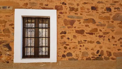 Declarado en 1980 conjunto histórico-artístico de alto valor monumental la localidad suma a su enorme valor histórico el atractivo gastronómico del cocido maragato.
