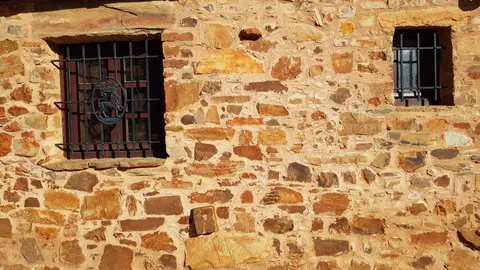 Declarado en 1980 conjunto histórico-artístico de alto valor monumental la localidad suma a su enorme valor histórico el atractivo gastronómico del cocido maragato.