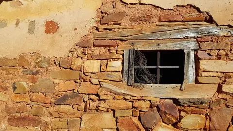 Declarado en 1980 conjunto histórico-artístico de alto valor monumental la localidad suma a su enorme valor histórico el atractivo gastronómico del cocido maragato.