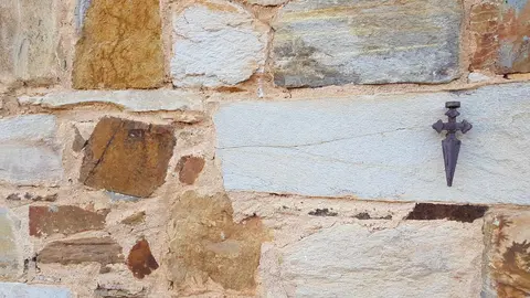 Declarado en 1980 conjunto histórico-artístico de alto valor monumental la localidad suma a su enorme valor histórico el atractivo gastronómico del cocido maragato.