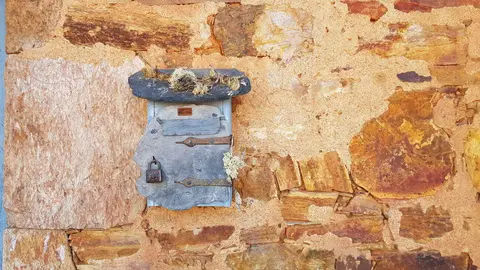 Declarado en 1980 conjunto histórico-artístico de alto valor monumental la localidad suma a su enorme valor histórico el atractivo gastronómico del cocido maragato.