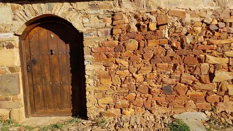 Declarado en 1980 conjunto histórico-artístico de alto valor monumental la localidad suma a su enorme valor histórico el atractivo gastronómico del cocido maragato.