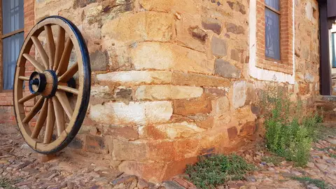 Declarado en 1980 conjunto histórico-artístico de alto valor monumental la localidad suma a su enorme valor histórico el atractivo gastronómico del cocido maragato.