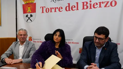 El delegado del Gobierno, Nicanor Sen, asiste al Festival Municipal del Botillo Las Candelas en Torre del Bierzo. Foto: César Sánchez.