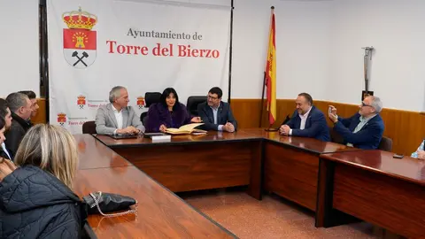 El delegado del Gobierno, Nicanor Sen, asiste al Festival Municipal del Botillo Las Candelas en Torre del Bierzo. Foto: César Sánchez.