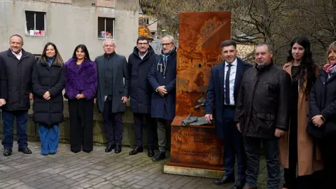 El delegado del Gobierno, Nicanor Sen, asiste al Festival Municipal del Botillo Las Candelas en Torre del Bierzo. Foto: César Sánchez.