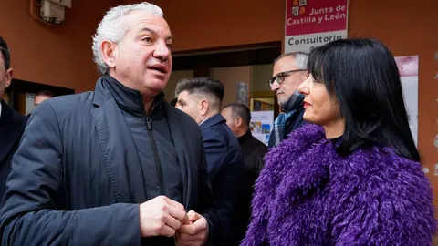 El delegado del Gobierno, Nicanor Sen, asiste al Festival Municipal del Botillo Las Candelas en Torre del Bierzo. Foto: César Sánchez.