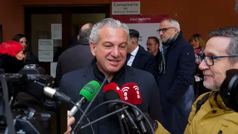 El delegado del Gobierno, Nicanor Sen, asiste al Festival Municipal del Botillo Las Candelas en Torre del Bierzo. Foto: César Sánchez.