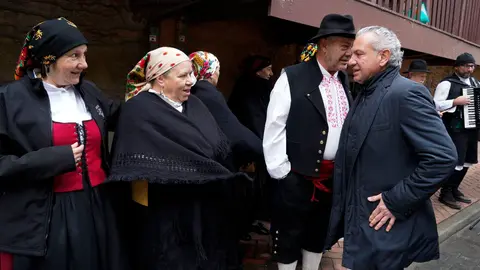 El delegado del Gobierno, Nicanor Sen, asiste al Festival Municipal del Botillo Las Candelas en Torre del Bierzo. Foto: César Sánchez.