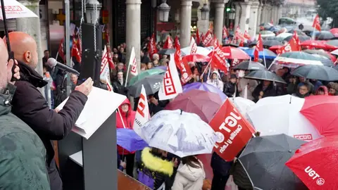 Los secretarios generales de CCOO y UGT, Vicente Andrés y Óscar Lobo, participan en una concentración para reivindicar que no se juegue con los derechos de los trabajadores y las trabajadoras. Foto: Leticia Pérez.