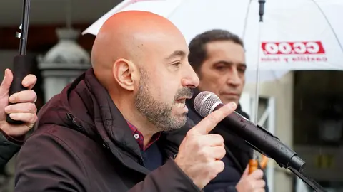 Los secretarios generales de CCOO y UGT, Vicente Andrés y Óscar Lobo, participan en una concentración para reivindicar que no se juegue con los derechos de los trabajadores y las trabajadoras. Foto: Leticia Pérez.