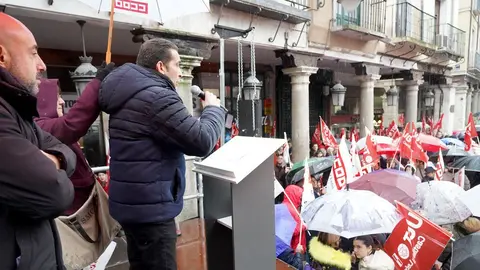 Los secretarios generales de CCOO y UGT, Vicente Andrés y Óscar Lobo, participan en una concentración para reivindicar que no se juegue con los derechos de los trabajadores y las trabajadoras. Foto: Leticia Pérez.
