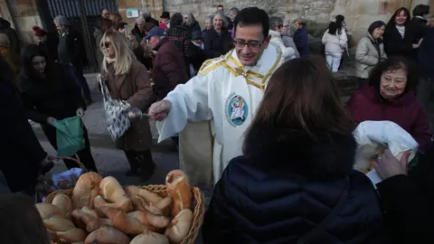 Bendición de los panes en la fiesta de Las Candelas y San Blas en Cacabelos. Fotos: César Sánchez