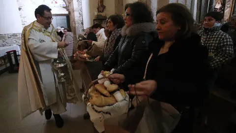 Bendición de los panes en la fiesta de Las Candelas y San Blas en Cacabelos. Fotos: César Sánchez