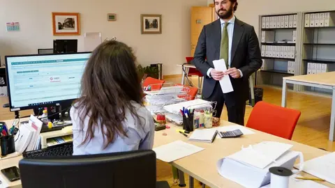 El portavoz de Vox en las Cortes de Castilla y León, Juan García-Gallardo, presenta su dimisión en el registro de las Cortes. Fotos: Leticia Pérez.