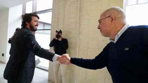 El portavoz de Vox en las Cortes de Castilla y León, Juan García-Gallardo, presenta su dimisión en el registro de las Cortes. Fotos: Leticia Pérez.