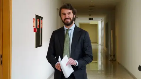 El portavoz de Vox en las Cortes de Castilla y León, Juan García-Gallardo, presenta su dimisión en el registro de las Cortes. Fotos: Leticia Pérez.