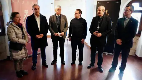 Presentación del proyecto Palacio de Gaudí 2026, con la presencia del director del Palacio, Víctor Murias, el escultor Amancio González y el obispo de Astorga, Jesús Fernández, entre otros. Fotos: Campillo.