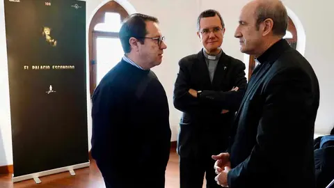 Presentación del proyecto Palacio de Gaudí 2026, con la presencia del director del Palacio, Víctor Murias, el escultor Amancio González y el obispo de Astorga, Jesús Fernández, entre otros. Fotos: Campillo.