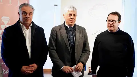 Presentación del proyecto Palacio de Gaudí 2026, con la presencia del director del Palacio, Víctor Murias, el escultor Amancio González y el obispo de Astorga, Jesús Fernández, entre otros. Fotos: Campillo.