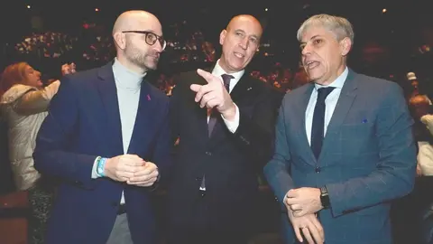 El alcalde de León, José Antonio Diez; el subdelegado del Gobierno, Héctor Alaiz, y el delegado territorial de la Junta, Eduardo Diego, participan en la apertura del congreso de la Fundación Lo Que De Verdad Importa. Foto: Campillo.
