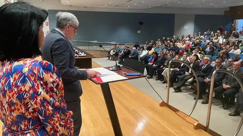 El delegado territorial entrega las distinciones a los funcionarios públicos por su permanencia en el servicio.