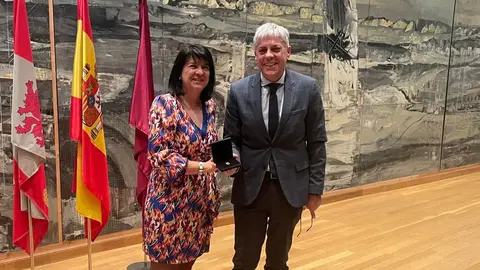 El delegado territorial entrega las distinciones a los funcionarios públicos por su permanencia en el servicio.