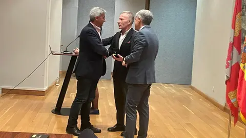 El delegado territorial entrega las distinciones a los funcionarios públicos por su permanencia en el servicio.