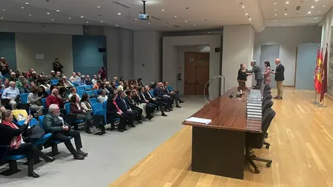 El delegado territorial entrega las distinciones a los funcionarios públicos por su permanencia en el servicio.