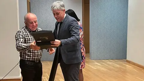 El delegado territorial entrega las distinciones a los funcionarios públicos por su permanencia en el servicio.