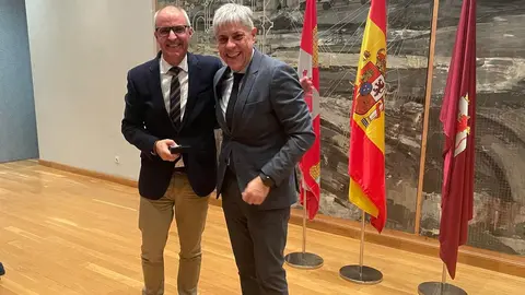 El delegado territorial entrega las distinciones a los funcionarios públicos por su permanencia en el servicio.