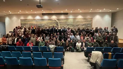 El delegado territorial entrega las distinciones a los funcionarios públicos por su permanencia en el servicio.