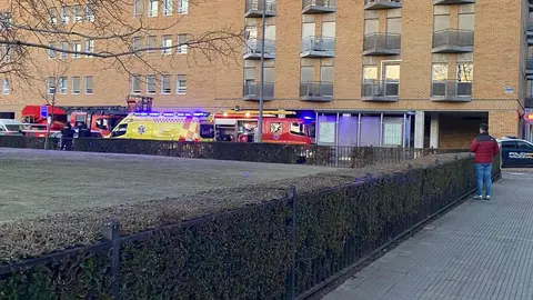 Un incendio localizado en la zona alta de un inmueble ubicado la calle Buen Suceso, en la zona Este de la ciudad, ha movilizado en la mañana de este miércoles a numerosos efectivos de Emergencias. Fueron los propios vecinos quienes, pasadas las 7:40 horas, alertaron de un intenso humo proveniente de una de uno de los trasteros.