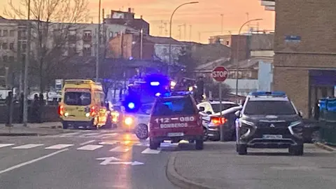 Un incendio localizado en la zona alta de un inmueble ubicado la calle Buen Suceso, en la zona Este de la ciudad, ha movilizado en la mañana de este miércoles a numerosos efectivos de Emergencias. Fueron los propios vecinos quienes, pasadas las 7:40 horas, alertaron de un intenso humo proveniente de una de uno de los trasteros.