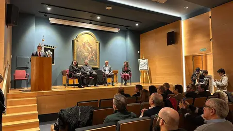 La Junta Mayor de Cofradías de León ha entregado el nombramiento de Pregonera 2025 de la Semana Santa a Marta Franco. El acto, celebrado en el Museo de la Semana Santa, ha estado presidido por el obispo de la Diócesis, Luis Ángel de las Heras, el alcalde de León, José Antonio Diez, y la presidenta de la Junta Mayor de Cofradías y Hermandades, Diana Belén García. Fotos: Ayto León