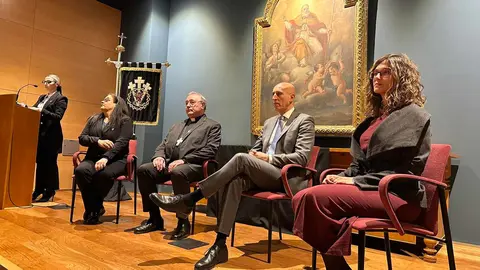 La Junta Mayor de Cofradías de León ha entregado el nombramiento de Pregonera 2025 de la Semana Santa a Marta Franco. El acto, celebrado en el Museo de la Semana Santa, ha estado presidido por el obispo de la Diócesis, Luis Ángel de las Heras, el alcalde de León, José Antonio Diez, y la presidenta de la Junta Mayor de Cofradías y Hermandades, Diana Belén García. Fotos: Ayto León