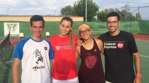 La tenista leonesa, Alba Retortillo, junto a su hermano y amigos.
